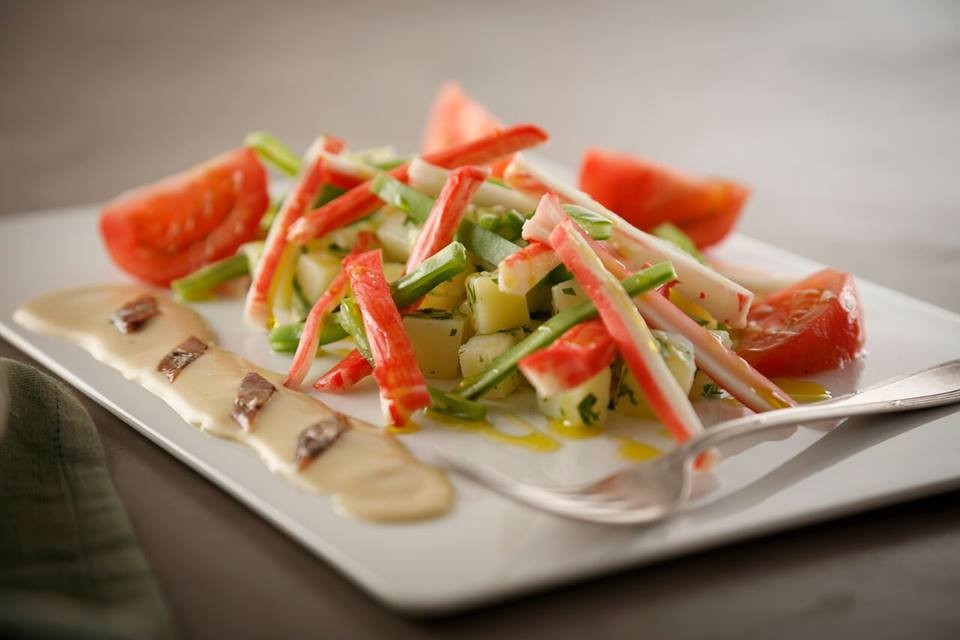 foto de Ensalada de Kani Kama con papas, chauchas con mayonesa de anchoas